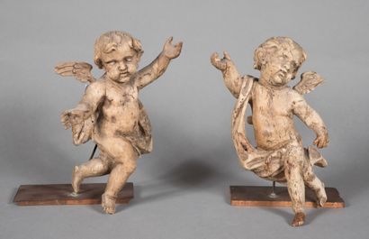 null Paire d'angelots drapés en bois sculpté.

XVIIIe siècle. 

H. 28 cm. 

Accidents,...