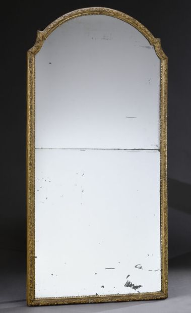 null Miroir d'entre-deux à baguette en bois sculpté à décor Berain, partie supérieure...