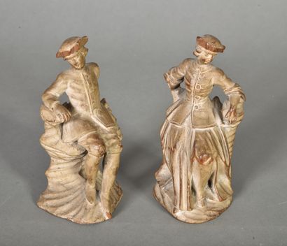 null Paire de statuettes en bois sculpté et peint, représentant un couple assis sur...