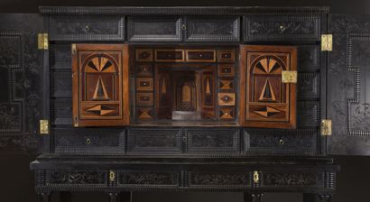 null Grand cabinet en placage d'ébène, sculpté, gravé, il ouvre en façade par deux...