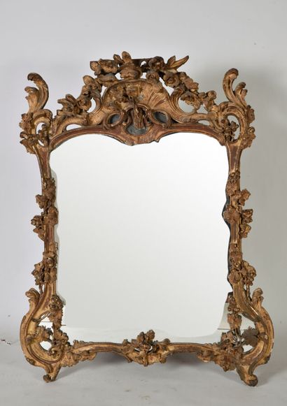null Miroir de boiserie Louis XV en bois sculpté et doré, à encadrement de feuilles...