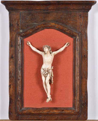null Christ en ivoire sculpté, périzonium noué à droite, présenté dans un cadre de...