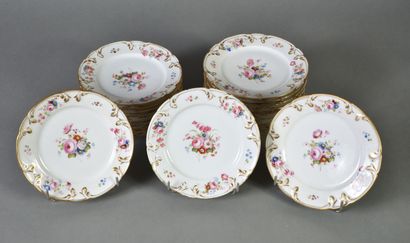 null Vingt-deux assiettes en porcelaine de Paris, bords à relief de feuillages, décor...