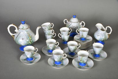 null Jolie partie de service café et thé en porcelaine sur piédouche, décor polychrome...