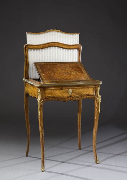 null Petite table à écrire dans le style Louis XV, en bois de placage de bois de...