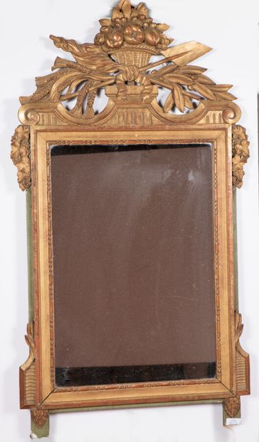 null Miroir dans le style Louis XVI en bois sculpté et doré, encadrement à perles,...