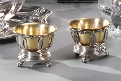 null Deux salerons de table en argent et vermeil en forme de corbeille sur pied feuillagé....