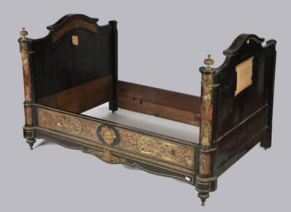 null Grand lit Napoléon III en bois noirci, marqueterie Boulle d'écailles et de laiton...
