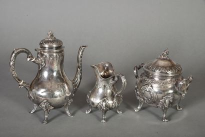 null Cafetière tripode, sucrier, pot à lait dans le style Louis XV rocaille, chiffrés.

Argent,...