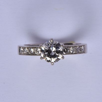 null Bague en platine (850/oo) centrée d'un diamant taille brillant calibrant environ...