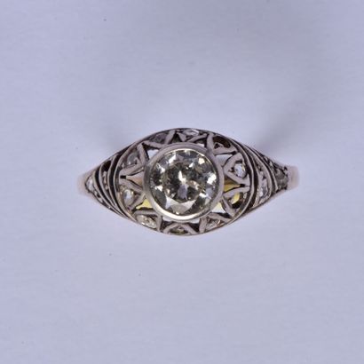 null Bague en or jaune 14K (585/oo) et argent (800/oo) centré d'un diamant demi taille...