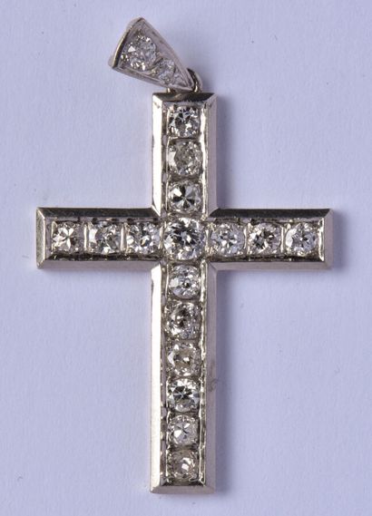 Croix en platine (850/oo) sertie de diamants...