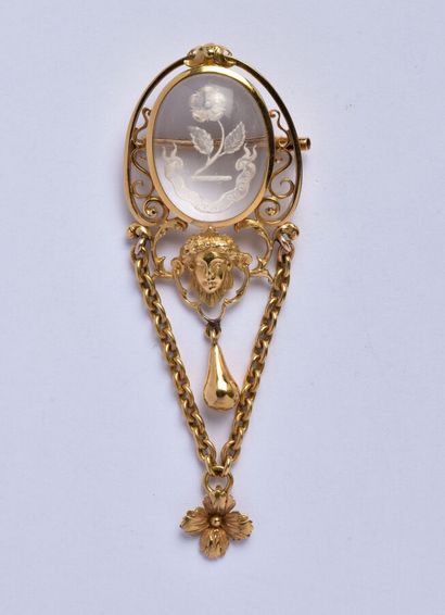 null Broche en or jaune 18K (750/oo) à décor de volutes, centrée d'un cabochon de...