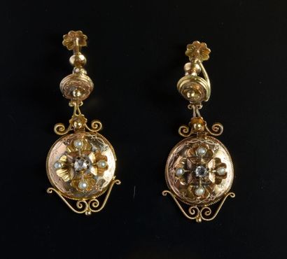 Paire de pendants d'oreilles anciens en or...