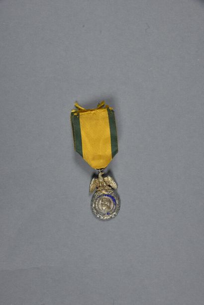 null FRANCE. MEDAILLE MILITAIRE 2°TYPE, à l'ancre, très beau ruban vert foncé, des...