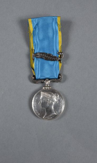 null ANGLETERRE / FRANCE. Médailles de CRIMEE. 1854, par WYON, agrafe SEBASTOPOL,...