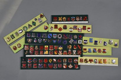 null USA. CRESTS, insignes militaires, lot d'environ 110.