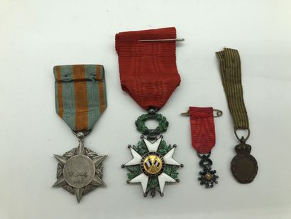 null Médaille de SAINTE HELENE (1/2 taille), une croix de Chevalier de la LEGION...