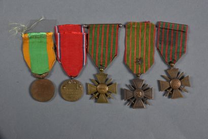 null FRANCE. 1°GUERRE. Croix de guerre (3), médailles des Engagés Volontaires uniface...