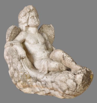  Sculpture en marbre, ange allongé sur un lit de nuages, les ailes déployées, un...
