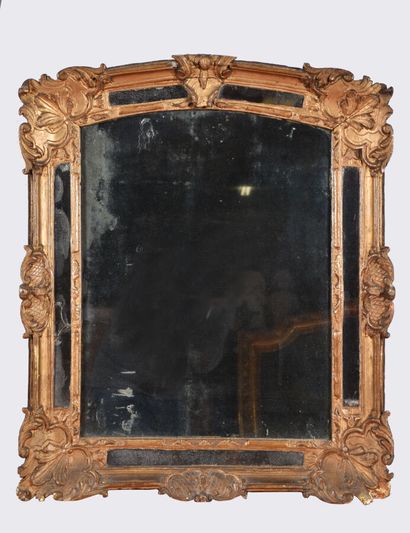  * Miroir à parcloses en bois sculpté, redoré. 
Début XVIIIème siècle . 
80 x 66...