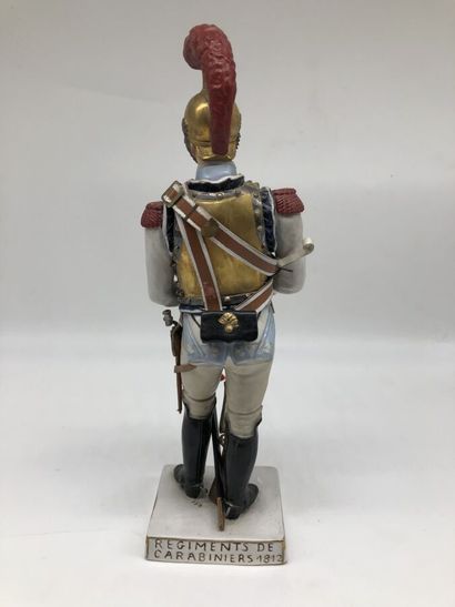 null Adrien Van Gerdinge (1921 - 2006)

Figurine en porcelaine représentant un carabinier...