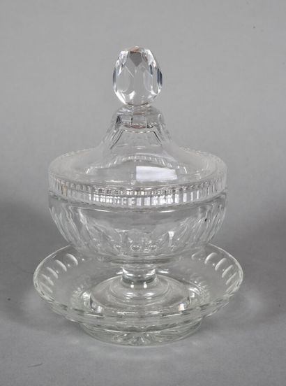 null * Confiturier couvert en cristal taillé et son présentoir. 

XIXème siècle.

H....