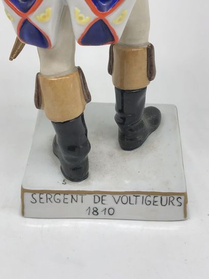  Adrien Van Gerdinge (1921 - 2006) 
Figurine en porcelaine représentant un sergent...