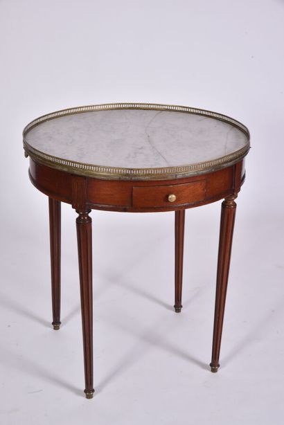  * Table bouillote dans le style Louis XVI en acajou et placage d'acajou, reposant...