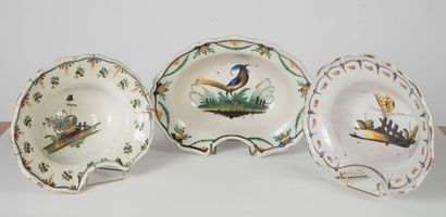  NEVERS. 
Trois plats à barbe de forme ovale en faïence polychrome, fin XVIIIème...