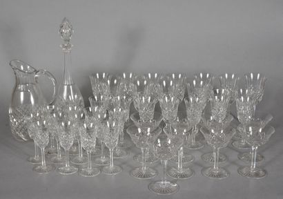 null BACCARAT. 

Partie de service comprenant onze verres à eau, dix verres à vins,...