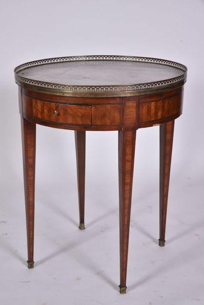 Table bouillote en bois de placage de bois de rose contrarié, ouvre en ceinture...
