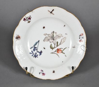 null MEISSEN.

Assiette à potage à bord contourné en porcelaine, à motifs de vannerie...