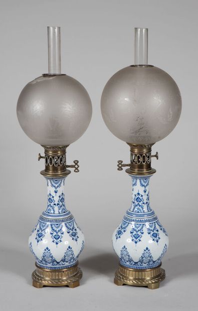  Paire de lampes à pétrole à corps balustre en porcelaine à l'imitation de Rouen...