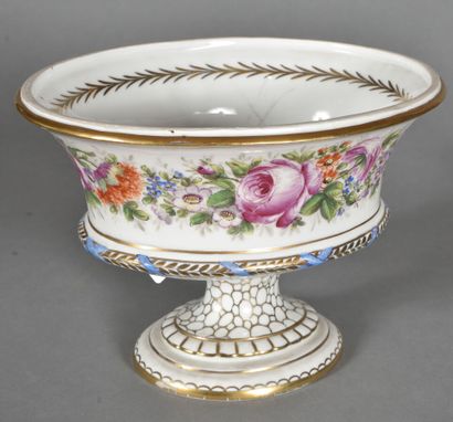 null PARIS.

Coupe de forme évasée sur piédouche en porcelaine, à décor polychrome...