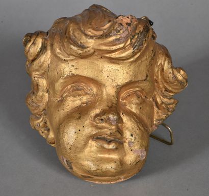null * Tête d'ange en bois sculpté et doré. 

Début du XVIIIème siècle. 

H. 22 cm...