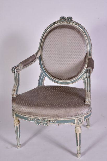 null * Grand fauteuil à la Reine en bois repeint crème et bleu, mouluré et sculpté...