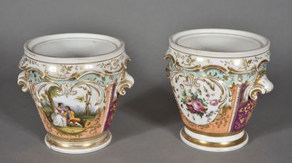  PARIS. 
Paire de cache pots en porcelaine ornés de volutes dorées en relief, décor...