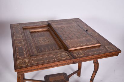  Table de jeu syrienne en marqueterie de bois exotique, filets composites et nacre...