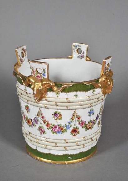  * Rafraîchissoir dans le style Louis XVI, en porcelaine polychrome et or dans le...