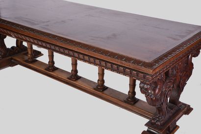  * Grande table dans le style de la Renaissance en bois naturel patiné, plateau parqueté...