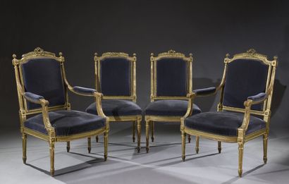  * Salon en bois sculpté et doré, composé d'un canapé, deux chaises et deux fauteuils,...