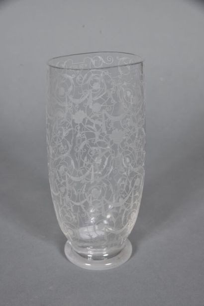  BACCARAT. 
Vase de forme ovoïde aplati sur pied circulaire en cristal à décor gravé...