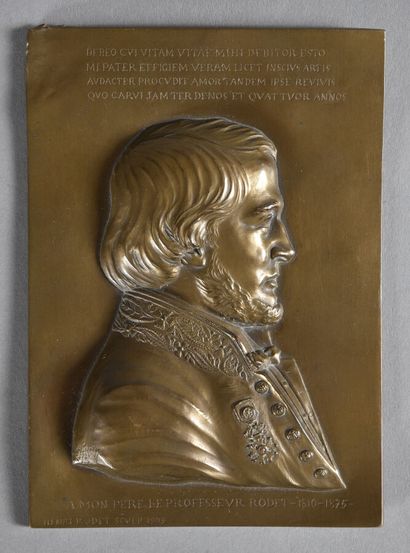  Plaque en bronze figurant un profil d'homme à la légion d'honneur, signée "Henri...