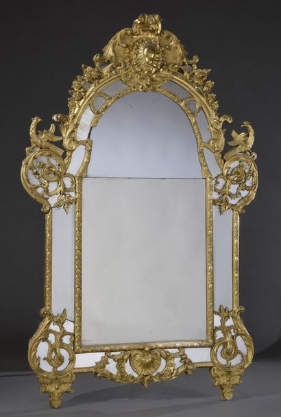 null Grand miroir à parcloses, en bois sculpté et doré, encadrements de baguettes...