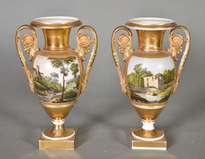  Vieux Paris, paire de vases balustre en porcelaine polychrome et or à réserves de...