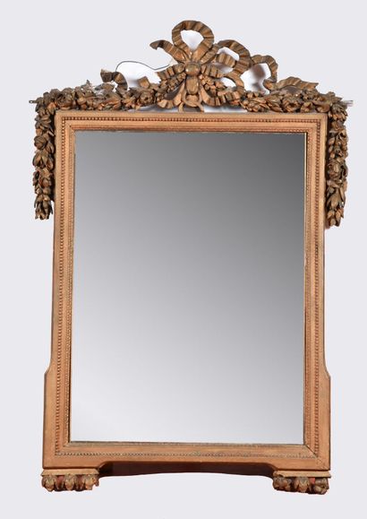  * Grand miroir en bois sculpté et redoré à encadrement de perles et feuilles d'eau,...