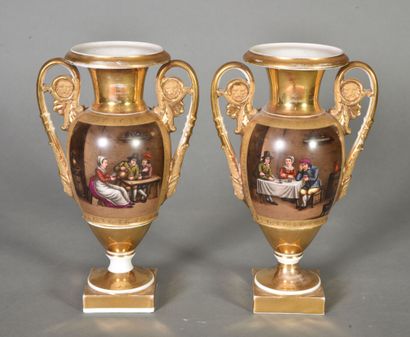  Vieux Paris, paire de vases balustre en porcelaine polychrome et or à réserves de...