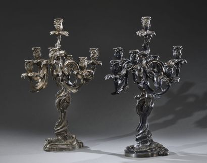  Importante paire de candélabres dans le style Louis XV en bronze argenté, fût torsadé...