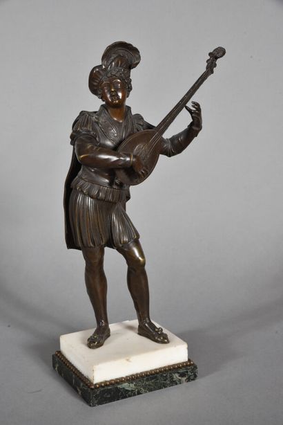  * Joueur de mandoline en bronze patiné sur une base en marbre blanc et vert. 
XIXème...